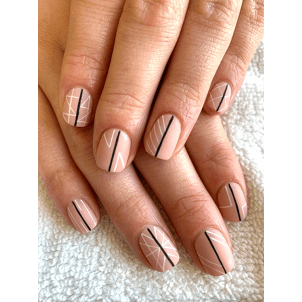 Joey_King_Nails