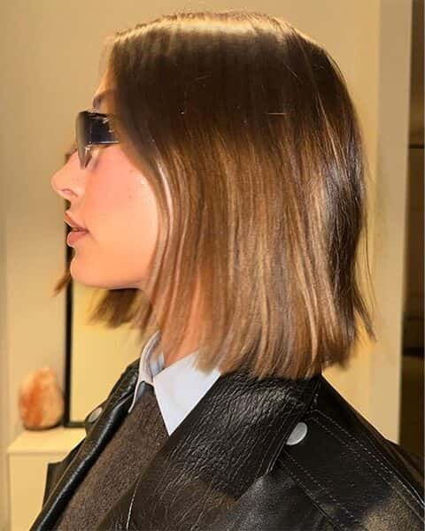 hailey bieber 2023 haircut big chop boxy bob preppy hair trend cutting and styling tips