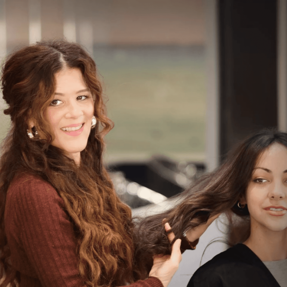 Tracy Cunningham on the salon with a brown-haired model.