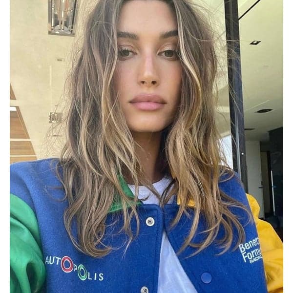 winter 2021 hair color trends hailey bieber smoky dimensional bronde dark blonde