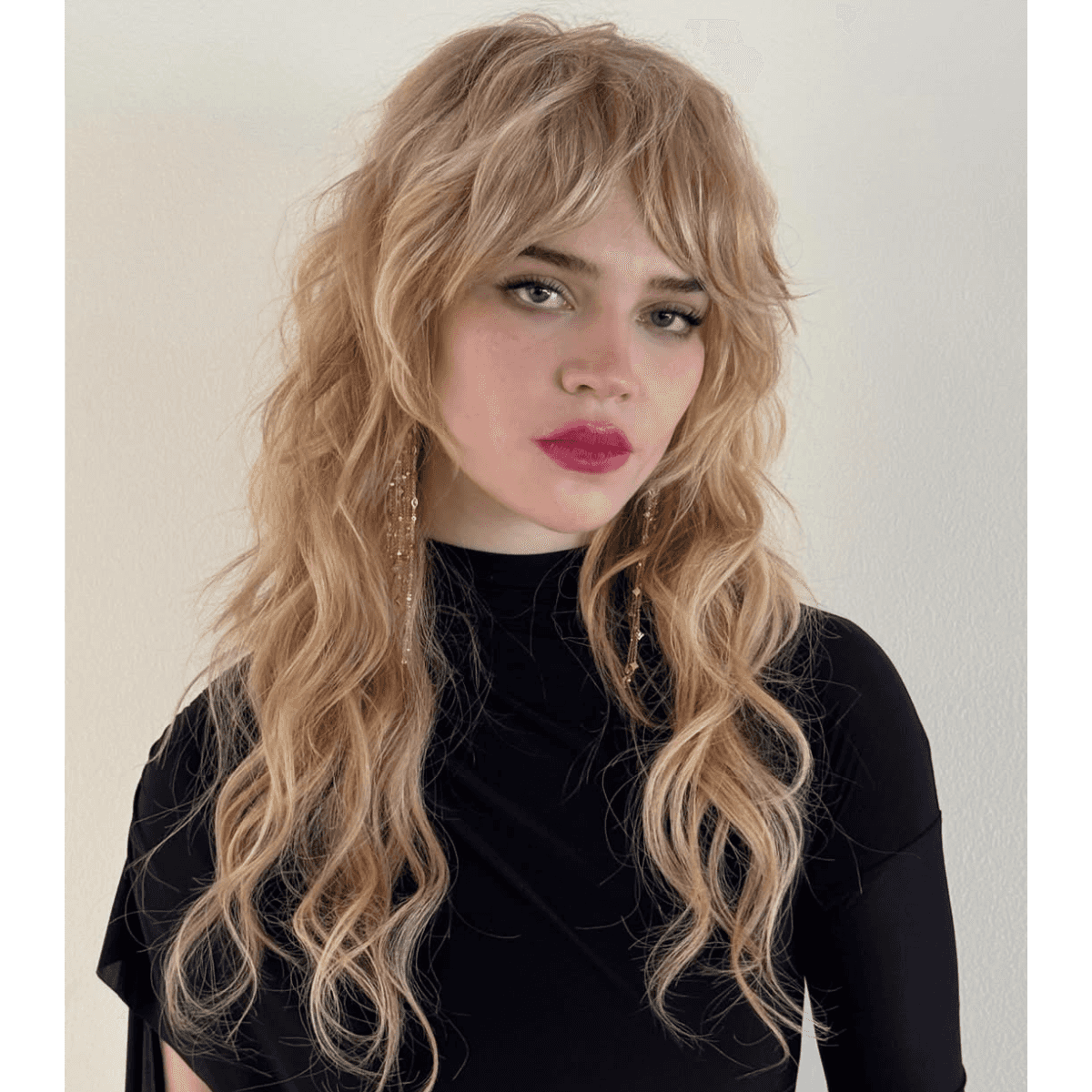 spring-haircut-trends-2025-sophie-thatcher-featimg--bangs