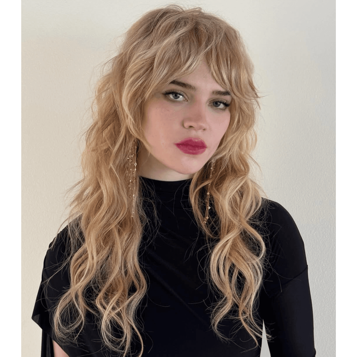 spring-haircut-trends-2025-sophie-thatcher-featimg--bangs