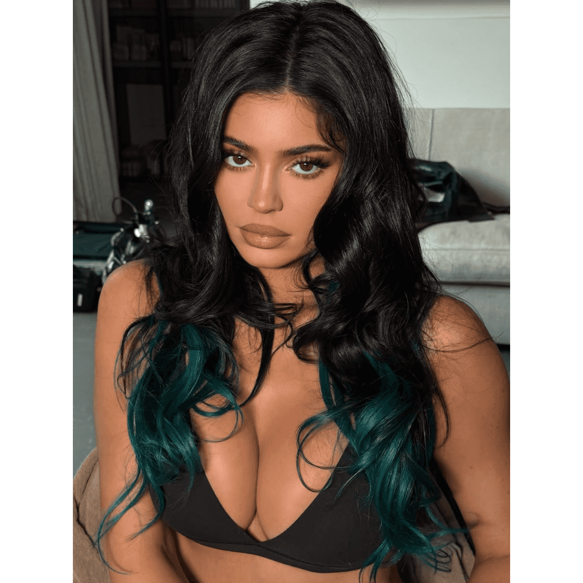 kylie jenner with king kylie teal hair