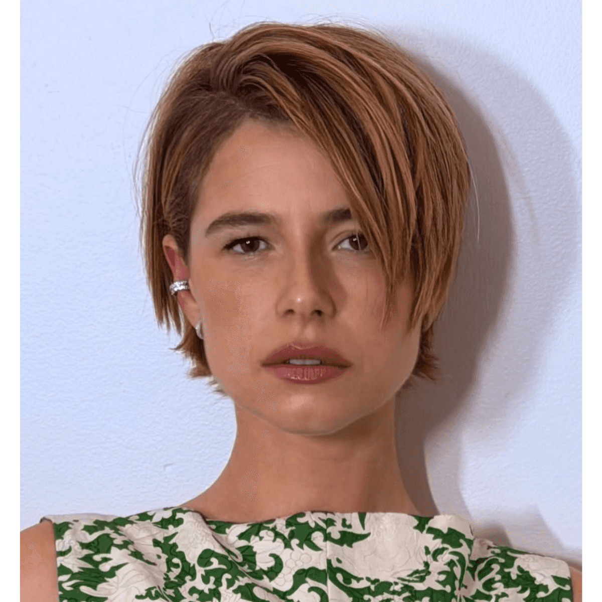 Short shaggy pixie with side-swept fringe and piecey texture, a spring/summer haircut trend for soft, lived-in movement.
