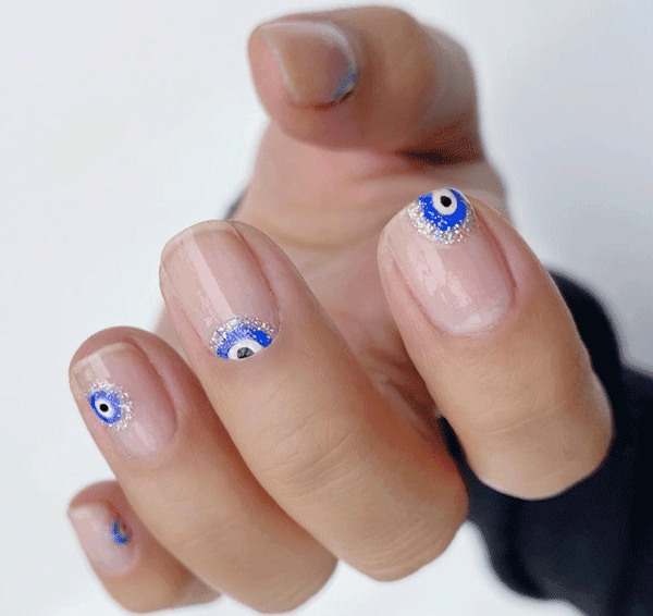 evil-eye-nail-art-thehangedit