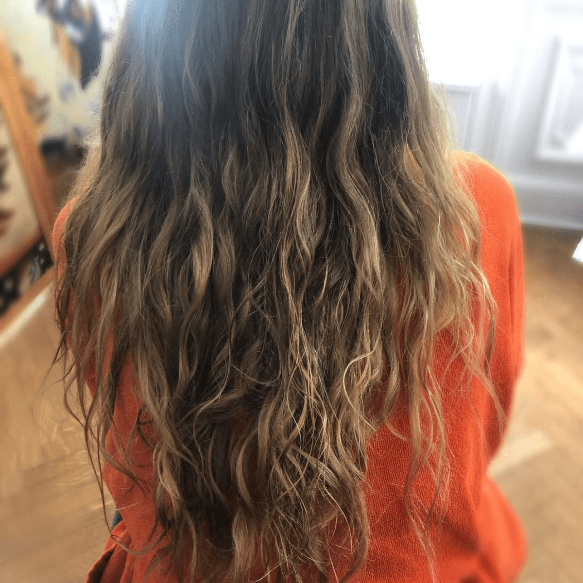 Lived-in blonde waves with soft dimension and root stretch, inspired by the Olsen Dip trend.
