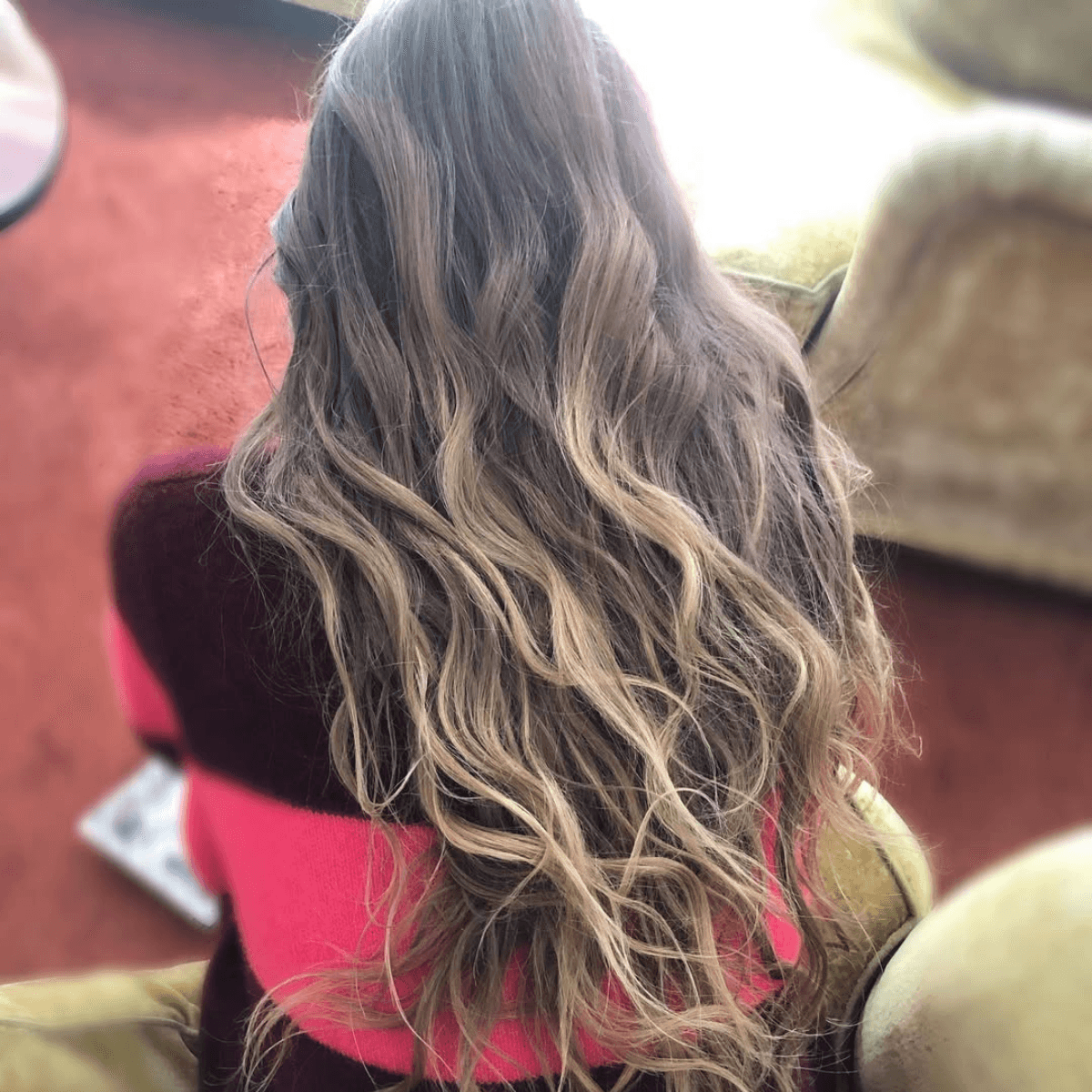 Natural wavy hair with soft, lived-in blonde tones—a modern take on the Olsen Dip style.