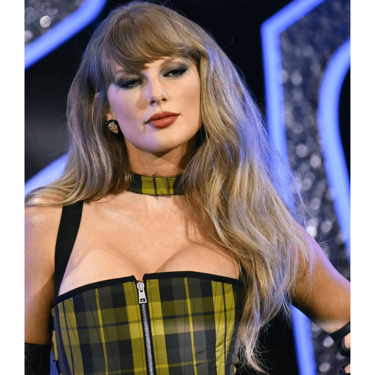 taylor swift with dishwater blonde hair